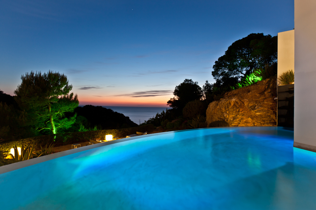 Zona piscina en una villa en Ibiza por la noche